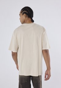 YOURTURN UNISEX 3 PACK BASIC OVERSIZED T-SHIRT - T-shirt basique - dark brown/off-white/dark grey