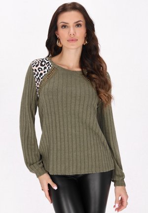Oliwkowy sweter z prążkowanej tkaniny z długimi rękawami, z akcentami w print w panterkę na ramionach oraz dekoracyjnym przeszyciem.