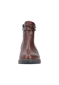 Bottine en cuir marron avec fermeture éclair latérale, tige légèrement froissée et semelle en caoutchouc noire, vue de face sur fond blanc.