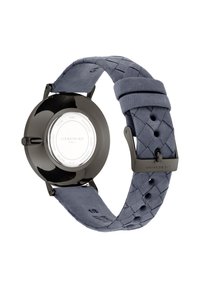 Ronde horloge met een zwarte roestvrijstalen kast, grijze geweven leren band en een minimalistische witte wijzerplaat met branding op de achterkant.