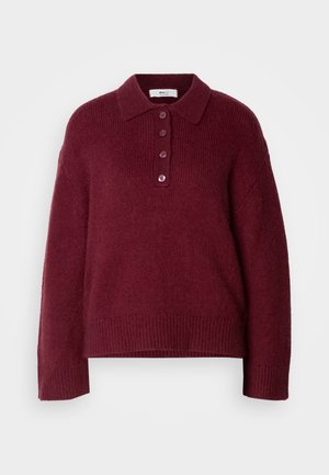 Pulover tricotat burgundy cu guler polo, închidere cu cinci nasturi și manșete și tiv cu nervuri. Confortabil și cu o croială lejeră.