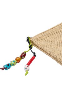 Prostokątna torba tkana z naturalnych włókien, o teksturowanej beżowej powierzchni oraz kolorowych koralikowych akcentach na uchwycie zamka.