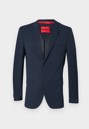 Blazer bleu marine avec deux boutons, revers crantés et une poche poitrine. Doté d'une étiquette intérieure rouge avec le logo "HUGO". Texture lisse.