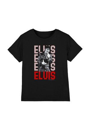 Schwarzes T-Shirt mit schwarz-weißem Foto eines Sängers, der ein Mikrofon hält, umgeben von dem Wort "ELVIS" in roten und weißen gepunkteten Buchstaben.