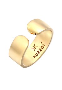 Guldpläterad cuff-ring med släta, rundade ändar och polerad yta. Graverad med varumärket "Kuzzoi."
