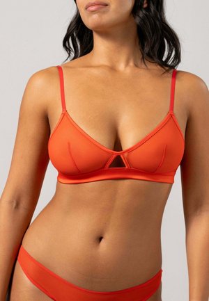 Oranje bralette met dunne bandjes, een driehoekige vorm en een sleutelgat snit in het midden. Glad materiaal met minimale naden.