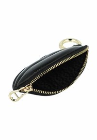 Portafoglio in pelle nera con zip e accessori dorati, caratterizzato da un interno con design texturizzato. Il design include un attacco per portachiavi circolare.