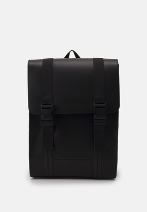 Czarny prostokątny plecak z klapą zapiętą na dwa pionowe paski z plastikowymi klamrami oraz górnym uchwytem do przenoszenia.