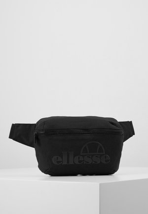 Sac banane rectangulaire noir avec fermeture éclair, sangle ajustable et logo embossé ellesse à l'avant, posé sur une surface blanche sur fond gris.