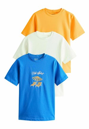 Tri tričká s krátkym rukávom a okrúhlym výstrihom v oranžovej, bielej a modrej farbe, s nápisom "Club Soleil" a grafikou plážovej stoličky na modrom tričku.