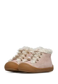 Růžové semišové kotníkové boty s umělou kožešinou na límci, zlaté šněrování, gumová podrážka a texturovaný grip.
