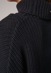 comma casual identity Stickad tröja - black
