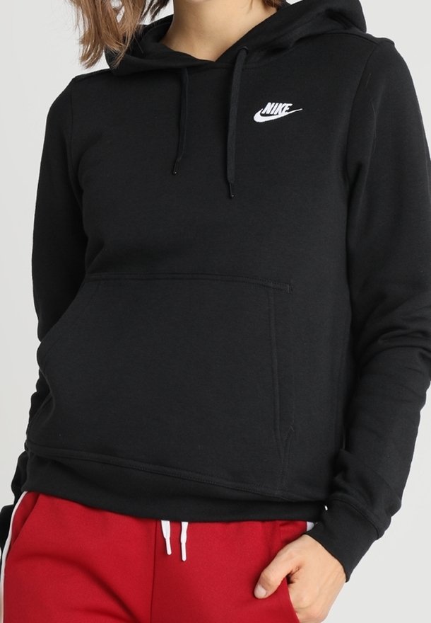 Svart Nike-hoodie med framficka, huva med dragsko och vit logga. Har långa ärmar och ett mjukt, texturerat tyg.