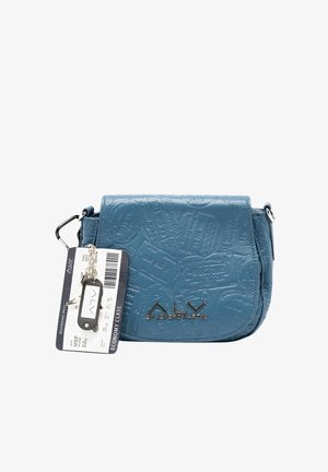 Borsa a tracolla azzurro cielo realizzata in materiale strutturato, caratterizzata da motivi di timbri di viaggio, un portachiavi a catena e un dettaglio logo in metallo.