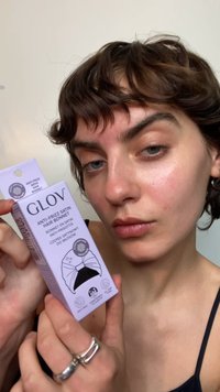 GLOV Anti-Frizz Satin Hair Bonnet-emballasje; liten lilla eske med svart grafikk av hårnettet. Glatt satengmateriale, enkelt design, detaljert merking.