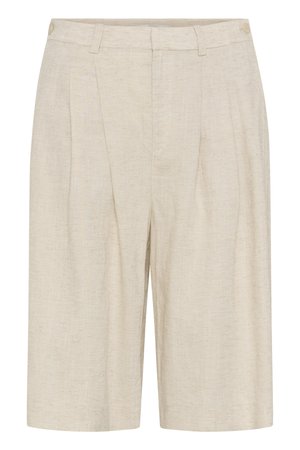 Shorts beige taille haute ajustés avec plis, passants pour ceinture et fermeture avant dissimulée en tissu texturé.