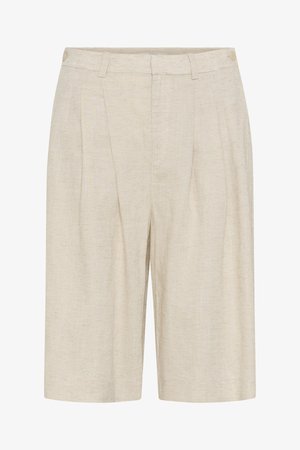 Shorts beige taille haute ajustés avec plis, passants pour ceinture et fermeture avant dissimulée en tissu texturé.