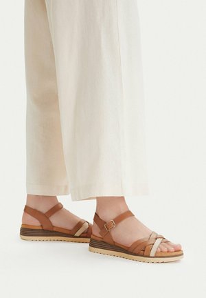Lasocki, LASOCKI WOMEN'S SANDALS BROWN - Keilsandalette - brown