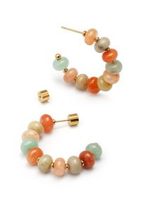 Boucles d'oreilles en forme de créole avec des perles rondes variées dans des couleurs pastel telles que le vert, l'orange et le beige, rehaussées par des éléments en métal doré.