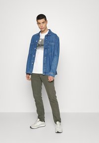 Jack & Jones JORBLOKE TEE CREW NECK - T-shirt estampada - cloud dancer