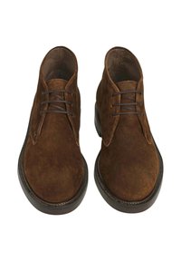Hnědé semišové chukka boty s kulatou špičkou, designem na dvě očka a texturovanou gumovou podrážkou. Hladký vnitřní podšívka.