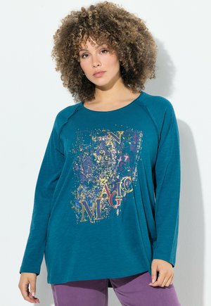 Aqua lange mouwen T-shirt met een ronde halslijn, voorzien van een kleurrijke grafische print met de woorden "DANCE MAGIC" in gouden en paarse accenten.