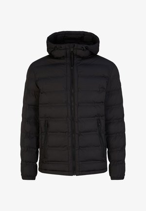 Czarna, pikowana kurtka z kapturem, z poziomym wzorem pikowania, pełnym suwakiem z przodu i dwoma zapinanymi na zamek kieszeniami po bokach. Miękka w dotyku.