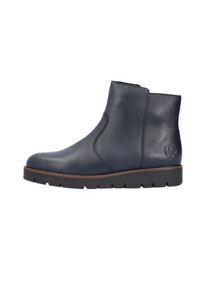 Bottes mi-mollet bleu foncé en cuir lisse, avec un côté texturé et une épaisse semelle en caoutchouc avec une accent en brun. Pas de matériel visible.