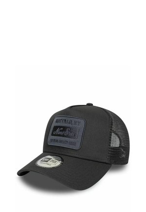 Schwarze Baseballkappe mit Netzrückseite und gebogenem Schirm, vorne ein Aufnäher mit der Aufschrift "Buffalo NY, New Era, Established 1920" und verstellbarem Riemen.