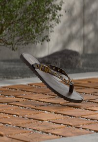 Επιλέχθηκε, dark brown