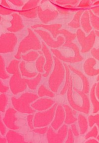 Różowy materiał o wzorze kwiatowym, z uniesionymi motywami. Tekstura jest lekko błyszcząca, z gładką powierzchnią.