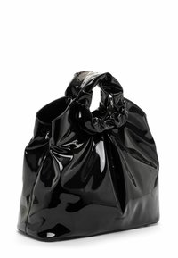 Sac à main en cuir verni noir avec une texture froissée, une poignée arrondie sur le dessus et un corps spacieux. Fini doux et brillant sans embellissements.