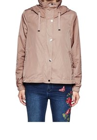 Jasnoróżowa kurtka z kapturem o gładkiej fakturze, zapinana na zatrzaski, z troczkami. Posiada boczne kieszenie i elastyczne mankiety.