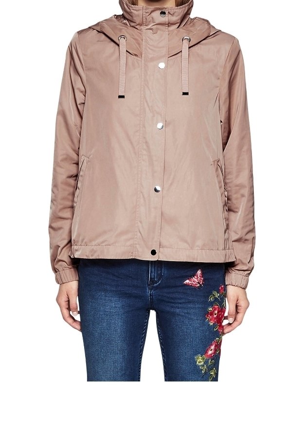Jasnoróżowa kurtka z kapturem o gładkiej fakturze, zapinana na zatrzaski, z troczkami. Posiada boczne kieszenie i elastyczne mankiety.