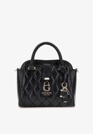 Sac à main matelassé noir de la marque Guess avec double poignée, logo doré, et breloques décoratives en forme de cadenas et clé suspendues à une sangle latérale.