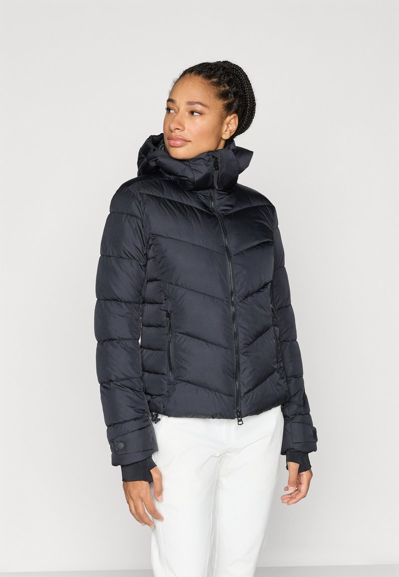 Casaco acolchoado preto com gola alta, padrão acolchoado horizontal, fecho de correr frontal e dois bolsos laterais. Apresenta mangas com punhos.