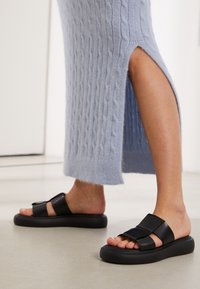BLENDA - Tagant lahtised kingad - black