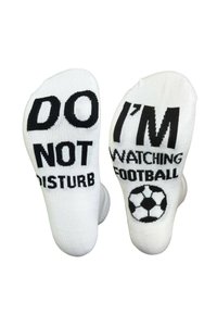 Calze bianche con testo nero: "NON DISTURBARE" su una calza e "TI STO GUARDANDO" con un'illustrazione di un pallone da calcio sull'altra.