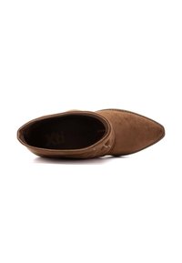 Stivaletto in suede marrone con punta affilata, cuciture decorative sui lati e una fodera interna liscia. Suola piatta e senza accessori aggiuntivi.