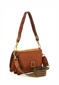 Borsa a mano in pelle marrone con dettagli intrecciati, hardware dorato, tracolla texture e borchie decorative. Presenta una forma rettangolare e cuciture dettagliate.