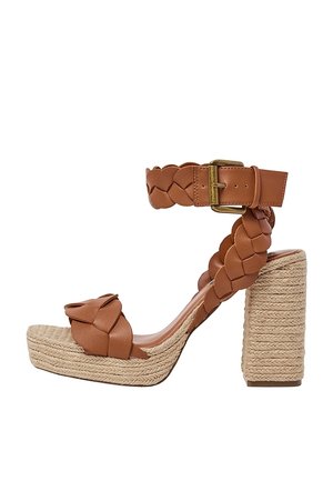 Sandale en cuir tressé marron avec bride à la cheville et boucle dorée, semelle plateforme et talon bloc tressé épais.