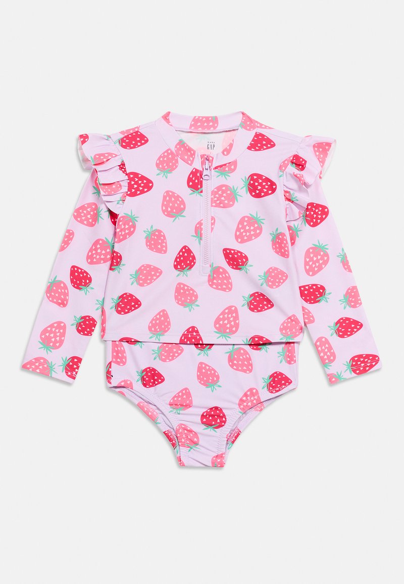 Ροζ ολόσωμο μαγιό μωρού με μακριά μανίκια και βολάν στους ώμους, διακοσμημένο με κόκκινο και ροζ μοτίβο φράουλας, με φερμουάρ μπροστά.