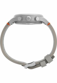 Montre en argent avec un cadran rond, un bracelet en silicone gris, une quincaillerie en acier inoxydable et un accent orange près des cornes. Comprend deux boutons poussoirs.