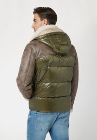 Guess Winterjas - mehrfarbig braun