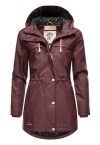 Weinrote wasserfeste Jacke mit Kapuze, ausgestattet mit verstellbaren Kordeln, mit Reißverschlüssen versehenen Taschen und einem gemusterten Innenfutter.