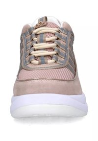 Scarpe da ginnastica rosa chiaro realizzate con materiali in rete e camoscio, dotate di linguetta imbottita, lacci beige e suole bianche. Dettaglio di cucitura laterale evidente.