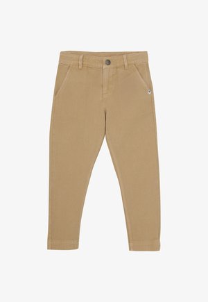 Bruine taps toelopende broek met riemlussen, voorste knoop, twee zijzakken en een klein wit logo label op de rechterzak.