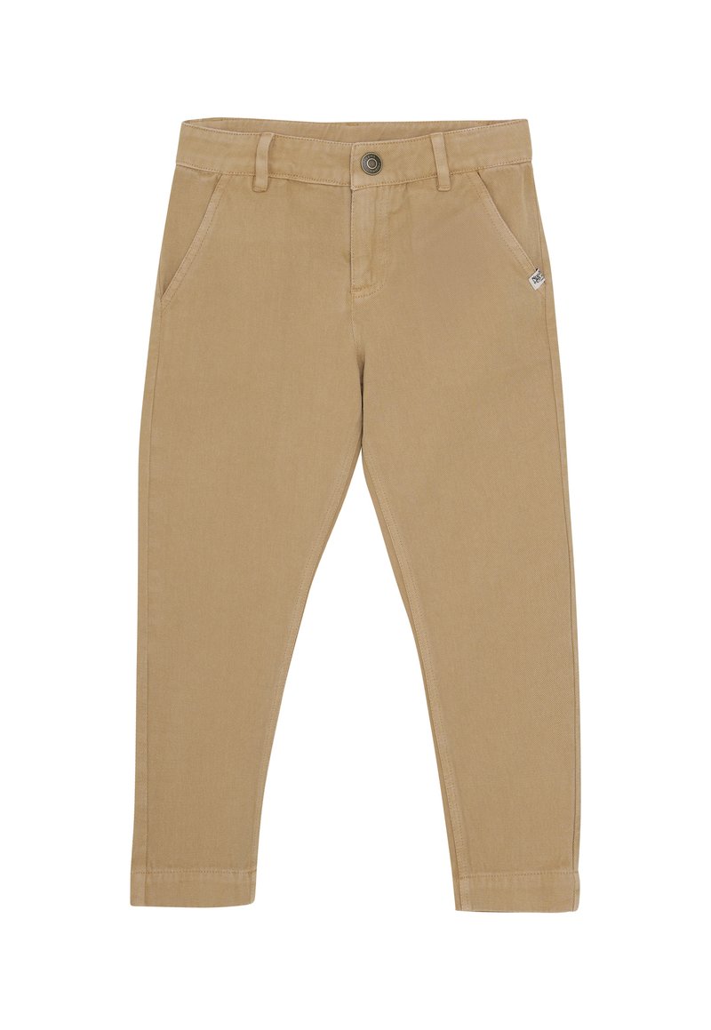 Beige farbene, taillierte Hose mit Gürtelschlaufen, vorderem Knopf, zwei Seitentaschen und einem kleinen weißen Logosticker an der rechten Tasche.