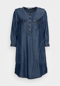 Tummansininen farkkumekko napitettavalla etuosalla, kahdella rintataskulla, pitkät hihat ja sivusaumoissa suuret läpätaskut.