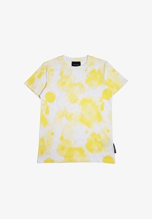T-shirt bianca a maniche corte con motivo tie-dye giallo, scritta in rilievo bianca "Richmond" sul petto e tre stelle sotto la scritta.